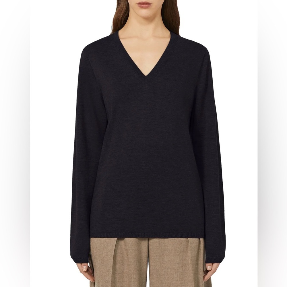 Maxmara V Neck Wool/Cashmere Black Woman’s Sweater. Size Medium.